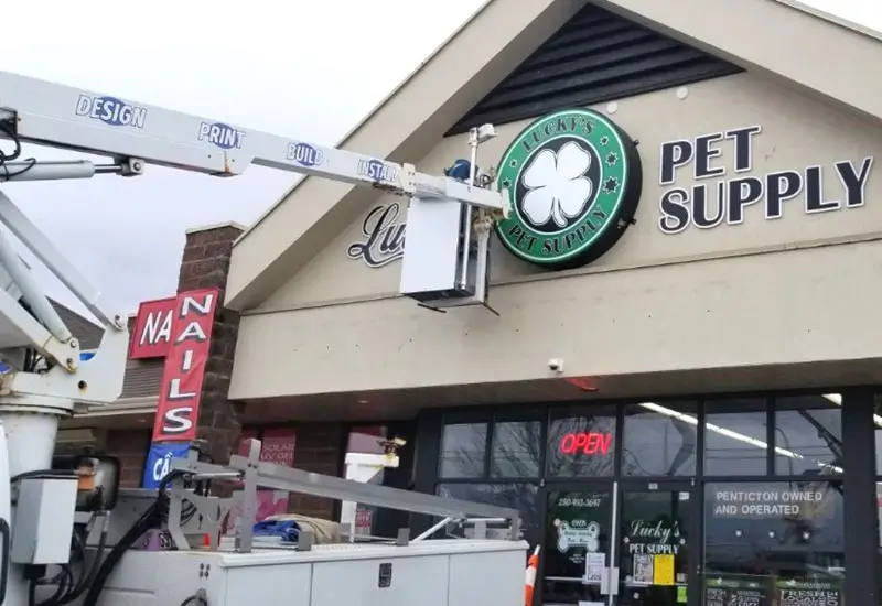 Installing the Luckys Pet sign